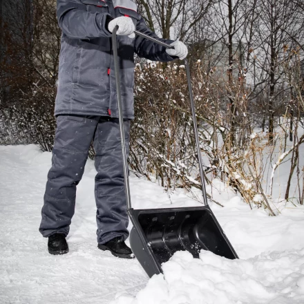 Движок для уборки снега пластиковый Сибртех, 570 х 470 х 1300 мм, стальная рукоятка, Россия, 615925 купить в Челябинске