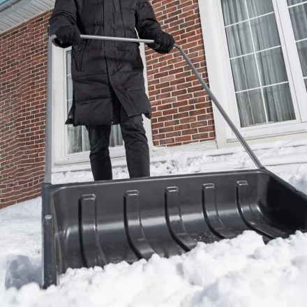 Движок для уборки снега пластиковый Сибртех, 695 х 540 х 1460 мм, стальная рукоятка, Россия 615935 купить в Челябинске