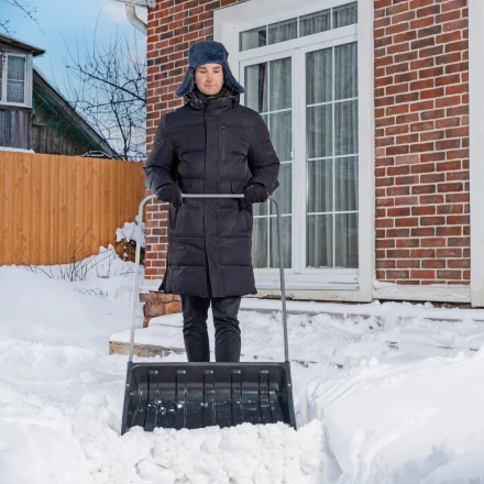 Движок для уборки снега пластиковый Сибртех, 695 х 540 х 1460 мм, стальная рукоятка, Россия 615935 купить в Челябинске