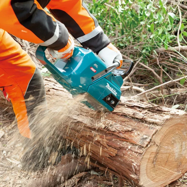 Аккумуляторная цепная пила 40v, шина 40см Makita UC012GZ (без АКБ и ЗУ) купить в Челябинске