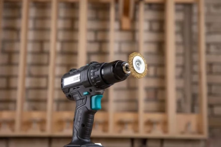 Кордщетка HAMMER плоская 50мм для дрели гофрированная латунированная сталь (207-205) купить в Челябинске