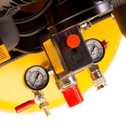 Компрессор воздушный BCV2200/100V, ременный привод , 2.3 кВт, 100 литров, 440 л/мин Denzel 58112 купить в Челябинске