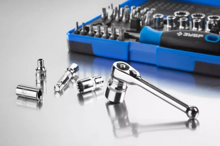 Набор ЗУБР &quot;ПРОФИ&quot;: Отвертка с двухкомп рукояткой, насадки и мини трещетка, 47 предм, пластиковый бокс 25283-H47 купить в Челябинске