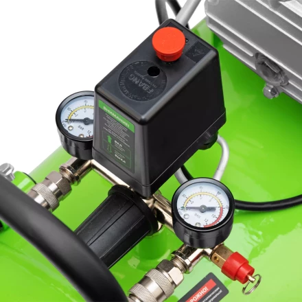 Компрессор воздушный Сибртех КК-2200/100 58009, 2,2 кВт, 350 л/мин, 100 л, прямой привод, масляный купить в Челябинске