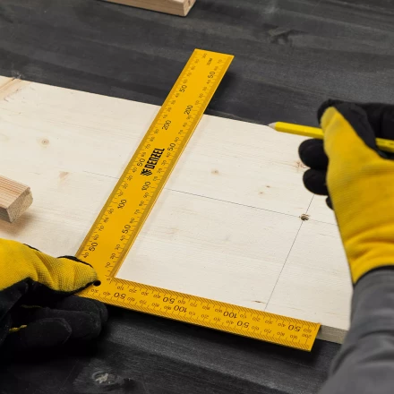 Угольник стальной Denzel, 200 х 300 мм, 32388 купить в Челябинске