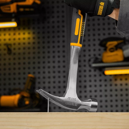 Молоток-гвоздодер 560 г Denzel 10424, цельнометаллический, двухкомпонентная рукоятка купить в Челябинске