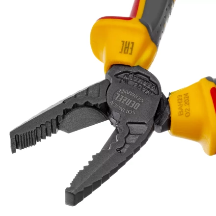 Плоскогубцы комбинированные Denzel 17086, диэлектрические трехкомпонентные рукоятки до 1000 В, 180 мм купить в Челябинске