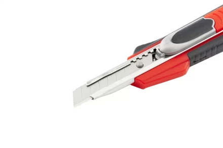 Нож 9мм, выдвижное лезвие, металлическая направляющая, двойная фиксация, эргономичная двухкомпонентная рукоятка MATRIX QUIK BLADE 78934 купить в Челябинске