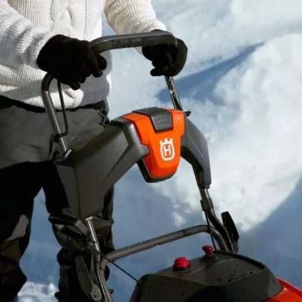 Бензиновый снегоуборщик Husqvarna ST 131 купить в Челябинске