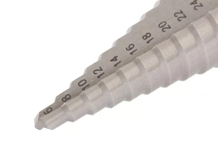 Сверло ступенчатое 6-8-10-12-14-16-18-20-22-24-26-28-30 мм Р6М5 трехгранный хвостовик Барс 72362 купить в Челябинске